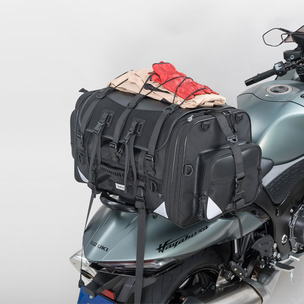 キャンピングシートバッグXL｜冒頭からブチ抜く完成度！ 名作「MOTO FIZZ キャンピングシートバッグＸL」が”最強”の鎧を纏って転生