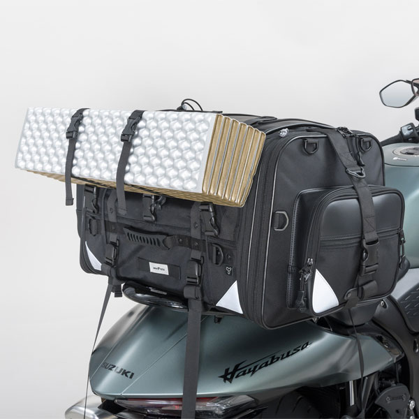 キャンピングシートバッグXL｜冒頭からブチ抜く完成度！ 名作「MOTO FIZZ キャンピングシートバッグＸL」が”最強”の鎧を纏って転生