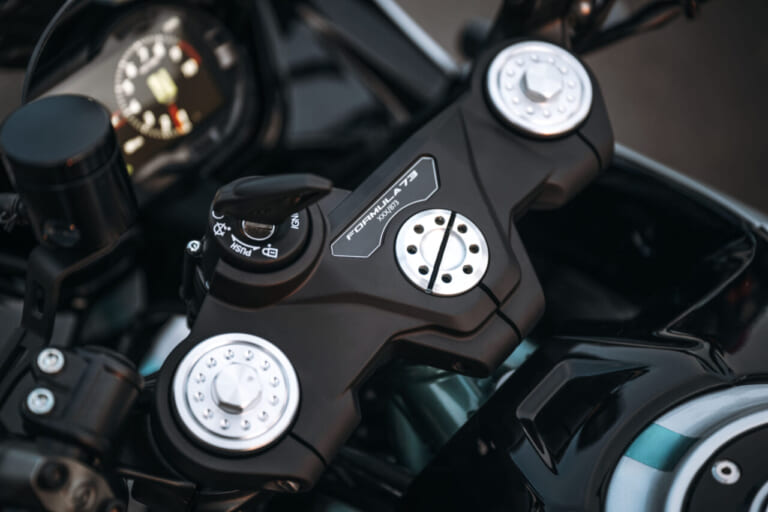 DUCATI Formula 73｜銀とアクアグリーンの魔力に抗えるか。削り出しパーツと専用マフラーをまとった世界限定873台の走る芸術品がついに降臨【ドゥカティ(DUCATI) Formula 73】