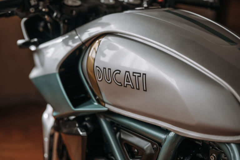 DUCATI Formula 73｜銀とアクアグリーンの魔力に抗えるか。削り出しパーツと専用マフラーをまとった世界限定873台の走る芸術品がついに降臨【ドゥカティ(DUCATI) Formula 73】