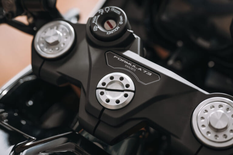 DUCATI Formula 73｜銀とアクアグリーンの魔力に抗えるか。削り出しパーツと専用マフラーをまとった世界限定873台の走る芸術品がついに降臨【ドゥカティ(DUCATI) Formula 73】