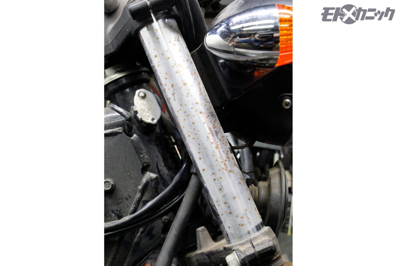 250TR｜フロントフォーク｜インナーチューブ｜インナーチューブのぶつぶつサビ。軽度な点サビなら復活可能！