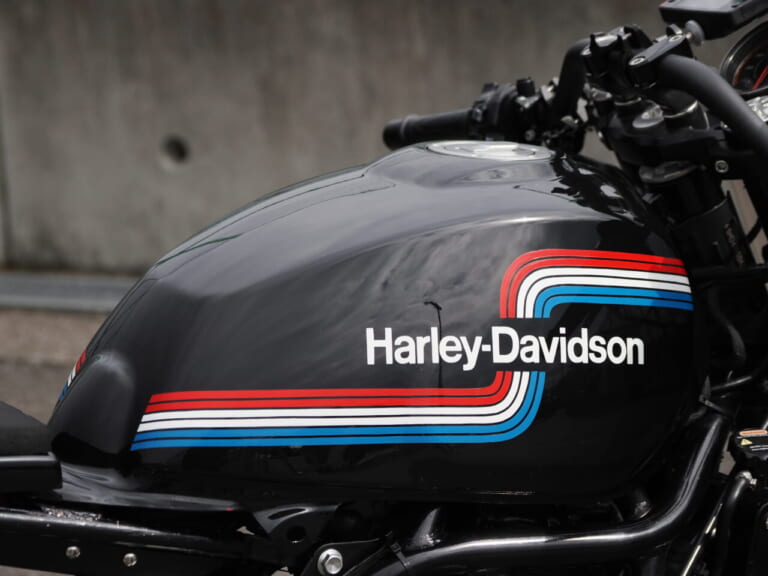 KID KUSTOME PAINTによるレインボーカラー。|HAVE A BIKE DAY./CDデビューのハーレー女子MANAKA/KID KUSTOM PAINTによるウィズハーレートークショー〜東京モーターサイクルショーにて開催!