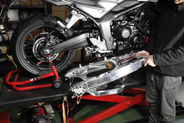 CB1000F｜オーヴァー｜スイングアーム｜【東京モーターサイクルショーにてその目で確かめよう】OVERのCB1000F用カスタムパーツ開発速報！【西4-13】