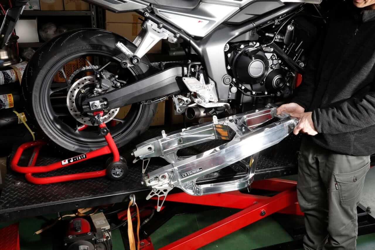 CB1000F｜オーヴァー｜スイングアーム｜【東京モーターサイクルショーにてその目で確かめよう】OVERのCB1000F用カスタムパーツ開発速報！【西4-13】