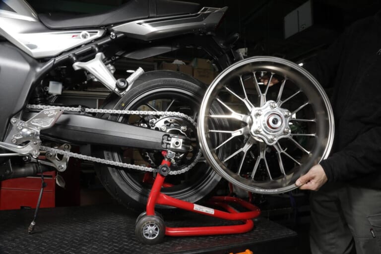 CB1000F｜オーヴァー｜ホイール｜【東京モーターサイクルショーにてその目で確かめよう】OVERのCB1000F用カスタムパーツ開発速報！【西4-13】