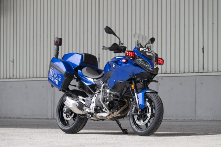 浪速の青い稲妻、外車初採用！ 大阪府警スカイブルー隊にBMW F900XRが電撃配備！