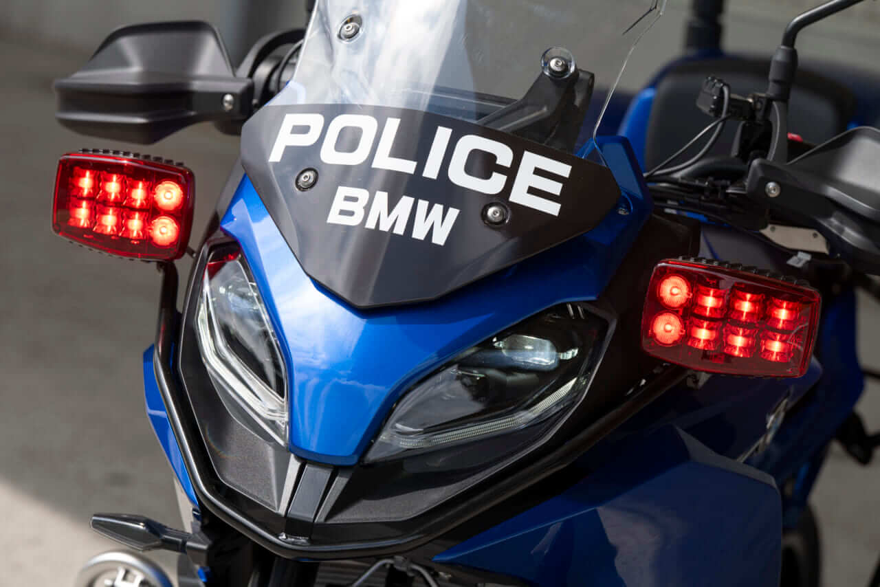 大阪府警察_スカイブルー隊｜浪速の青い稲妻、外車初採用！ 大阪府警スカイブルー隊にBMW F900XRが電撃配備！