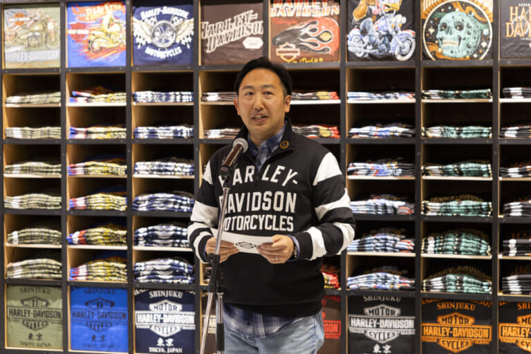 ハーレーダビッドソンSTYLE新宿 報道関係者向けの発表会でのハーレーダビッドソン ジャパン代表取締役玉木一史氏。|新宿にハーレー新拠点誕生! Da-iCE 花村想太の2L超えブレイクアウト、センス光る超弩級カスタムに驚愕!!