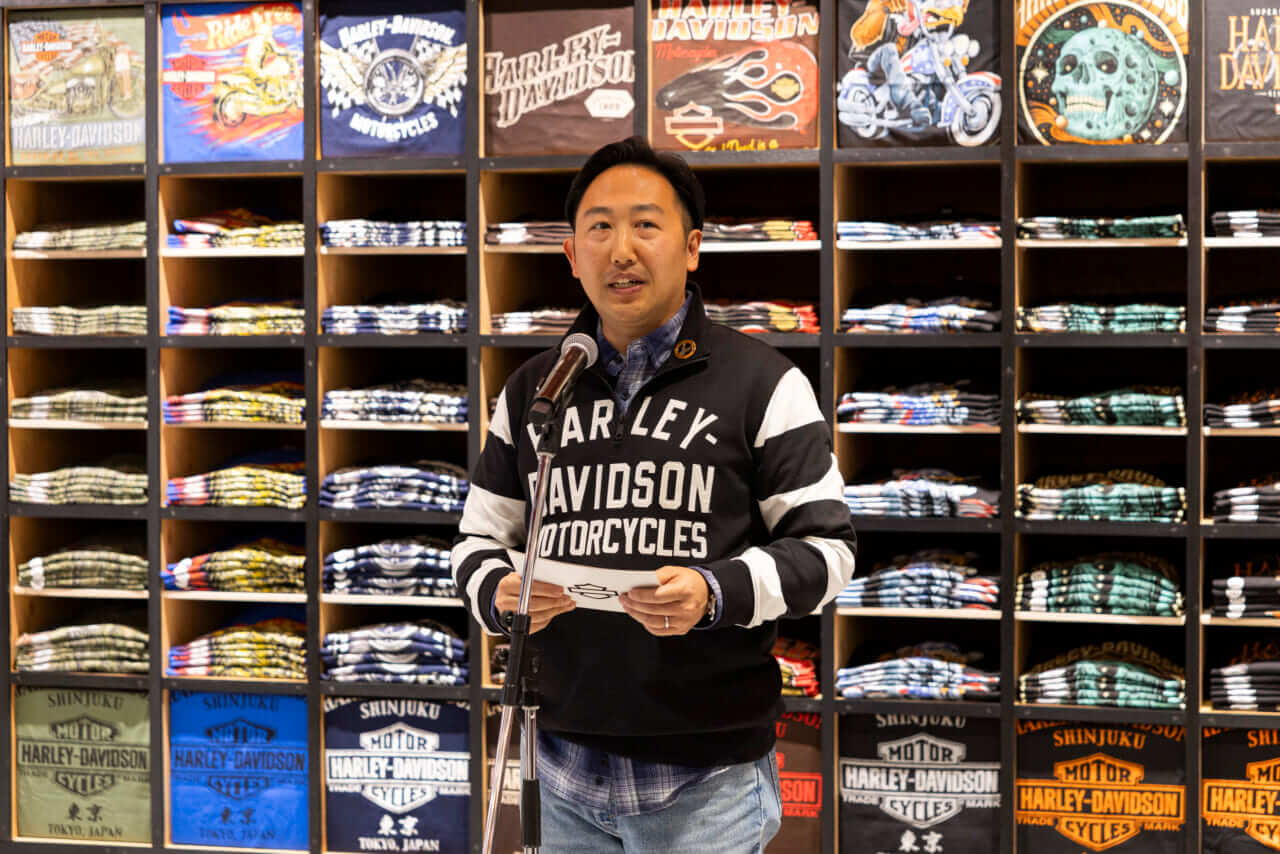 ハーレーダビッドソンSTYLE新宿 報道関係者向けの発表会でのハーレーダビッドソン ジャパン代表取締役玉木一史氏。｜新宿にハーレー新拠点誕生! Da-iCE 花村想太の2L超えブレイクアウト、センス光る超弩級カスタムに驚愕!!