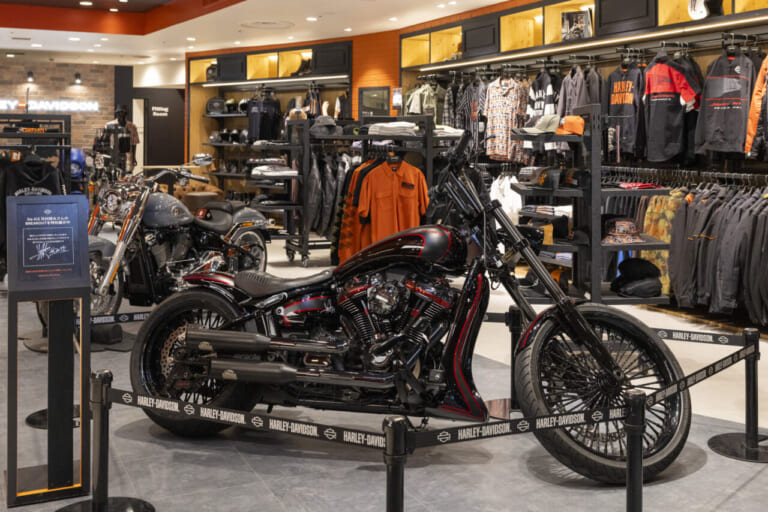 ハーレーダビッドソンSTYLE新宿に期間限定で展示中、花村想太さんのハーレーダビッドソン。|新宿にハーレー新拠点誕生! Da-iCE 花村想太の2L超えブレイクアウト、センス光る超弩級カスタムに驚愕!!