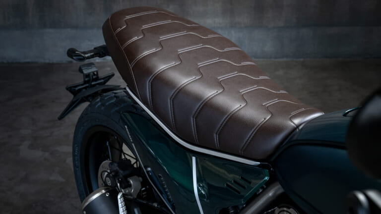 ドゥカティ・スクランブラー・ナイトシフト|【ドゥカティ】都会の夜をエメラルドに染める、静寂のエレガンス。スクランブラー・ナイトシフトに待望のニューカラー!