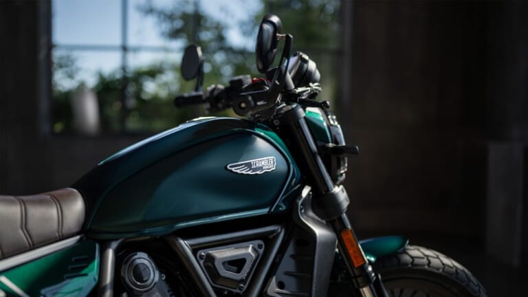 ドゥカティ・スクランブラー・ナイトシフト|【ドゥカティ】都会の夜をエメラルドに染める、静寂のエレガンス。スクランブラー・ナイトシフトに待望のニューカラー!