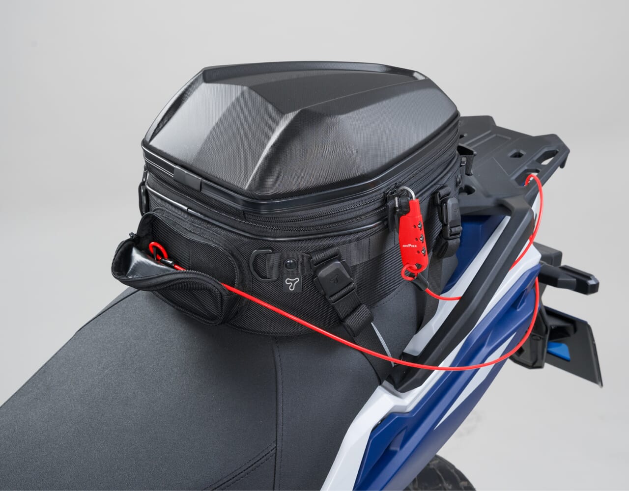 車載バッグ専用ワイヤーロック｜【盗難対策の新提案】ダイヤル式ロックで鍵いらず！タナックス発売の『車載バッグ専用ワイヤーロック』が、ツーリングの安心感を底上げ！！