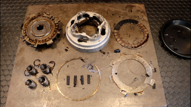 【注意喚起】放置旧車なら絶対交換! クラッチのフリクションディスクは劣化するとどんでもないことになります|【注意喚起】放置旧車なら絶対交換! クラッチのフリクションディスクは劣化するとどんでもないことになります