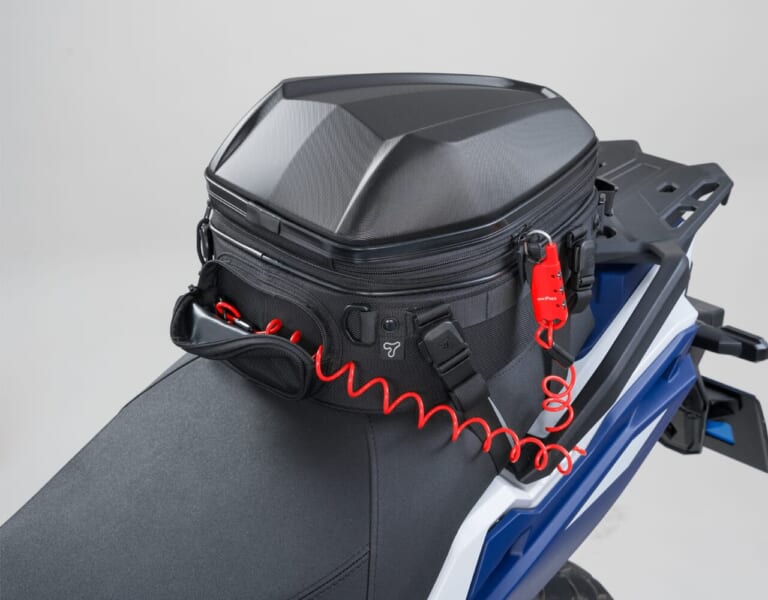車載バッグ専用ワイヤーロック|【盗難対策の新提案】ダイヤル式ロックで鍵いらず!タナックス発売の『車載バッグ専用ワイヤーロック』が、ツーリングの安心感を底上げ!!