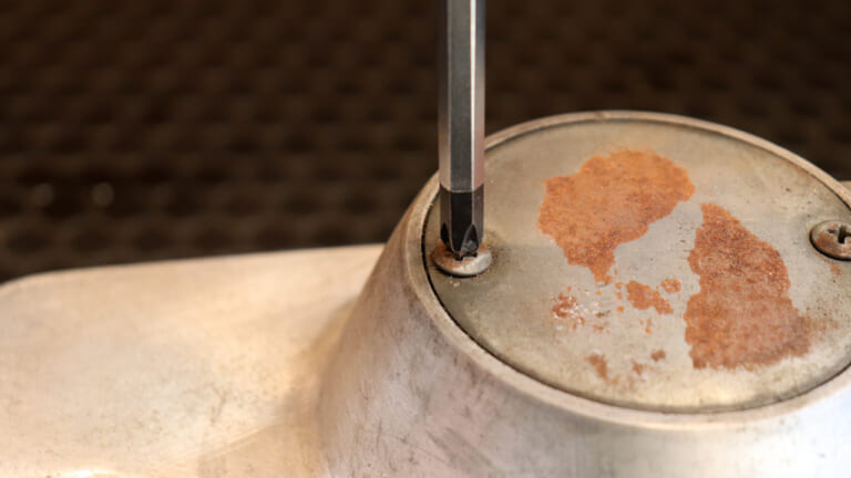 なめる前に試せ! プラスネジを正確に回すための「７対３の黄金ルール」【DIY整備の裏技】｜なめる前に試せ! プラスネジを正確に回すための「7対3の黄金ルール」【DIY整備の裏技】