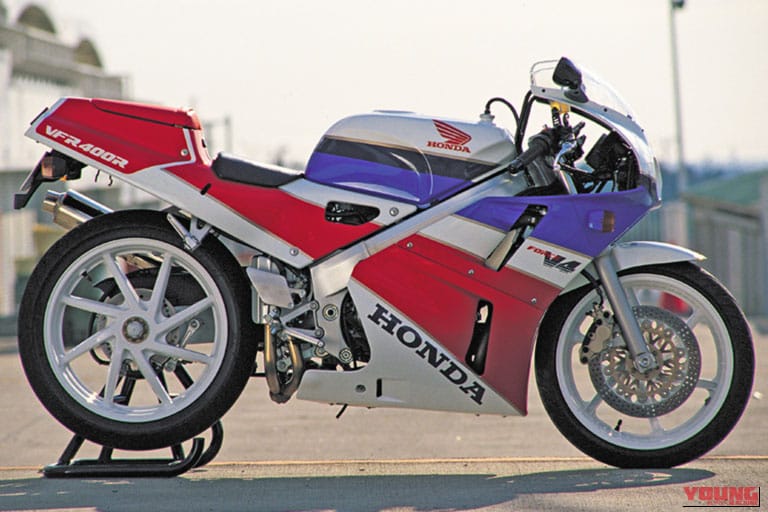 1989 HONDA VFR400R [NC30]｜ホンダV4の系譜｜VFR400R（NC21/NC24/NC30）の進化とRVFへ「勝利しか認めぬホンダの本気」