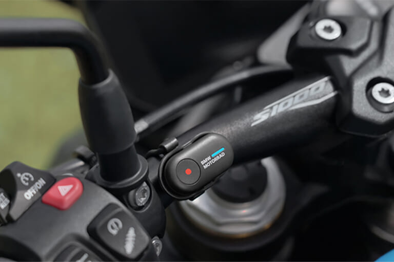 Insta360 X5 BMW Motorrad版に同梱されるミニリモコンを、ハンドルバーに装着した状態｜「この機能マジで最高…」あらゆる車種に装着可能。走行中でも簡単操作。各種モードをボタン1つで切替。Insta360 X5のBMW Motorrad 版がヤバすぎる！