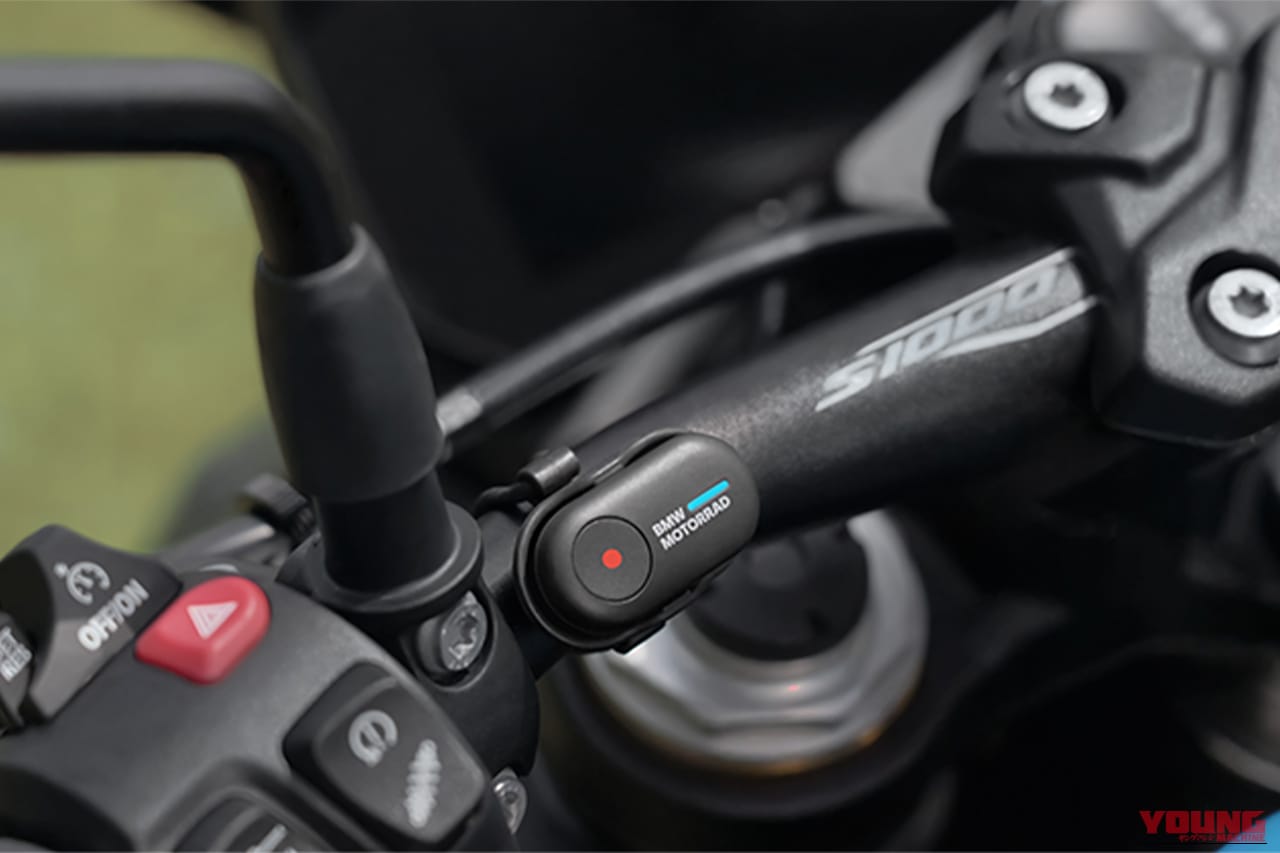 Insta360 X5 BMW Motorrad版に同梱されるミニリモコンを、ハンドルバーに装着した状態｜「この機能マジで最高…」あらゆる車種に装着可能。走行中でも簡単操作。各種モードをボタン1つで切替。Insta360 X5のBMW Motorrad 版がヤバすぎる！