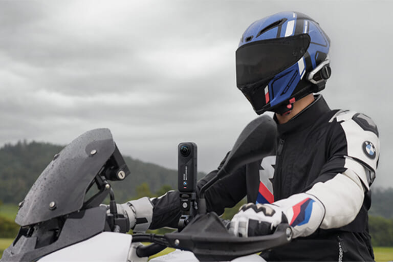 走行中のBMWのバイクに装着された、Insta360 X5 BMW Motorrad版|「この機能マジで最高…」あらゆる車種に装着可能。走行中でも簡単操作。各種モードをボタン1つで切替。Insta360 X5のBMW Motorrad 版がヤバすぎる!