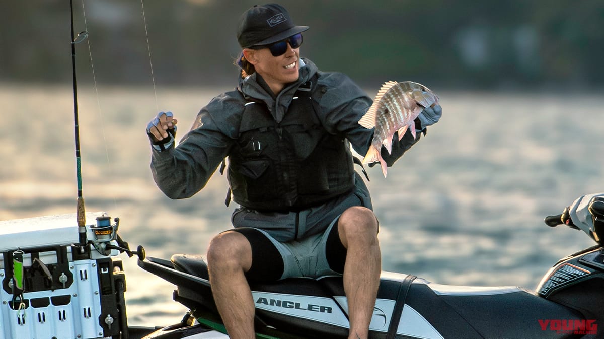 |「えっ…コレってアリなの…?」バイクに乗ったまま魚釣り。「その発想はなかったわ…」 魚群探知機もついたスゴいモデルをなんとKawasakiが発売!