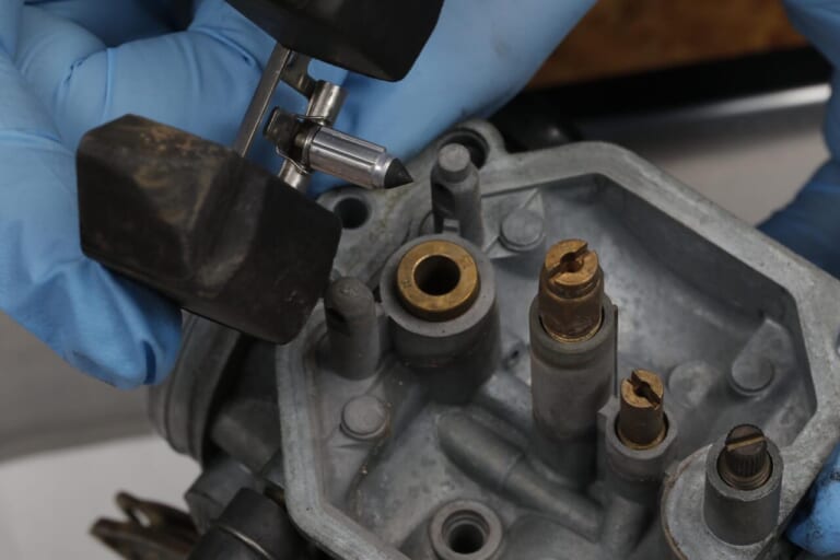 CB250RS-Z|キャブレター|フロートバルブ|250cc専用設計だからスリム、軽量、ヒラヒラなCB250RS-Z。キャブオーバーホールで快調に!