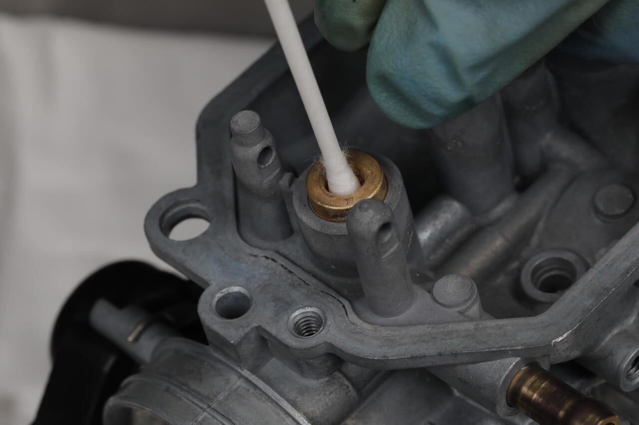 CB250RS-Z｜キャブレター｜フロートバルブシート｜250cc専用設計だからスリム、軽量、ヒラヒラなCB250RS-Z。キャブオーバーホールで快調に！