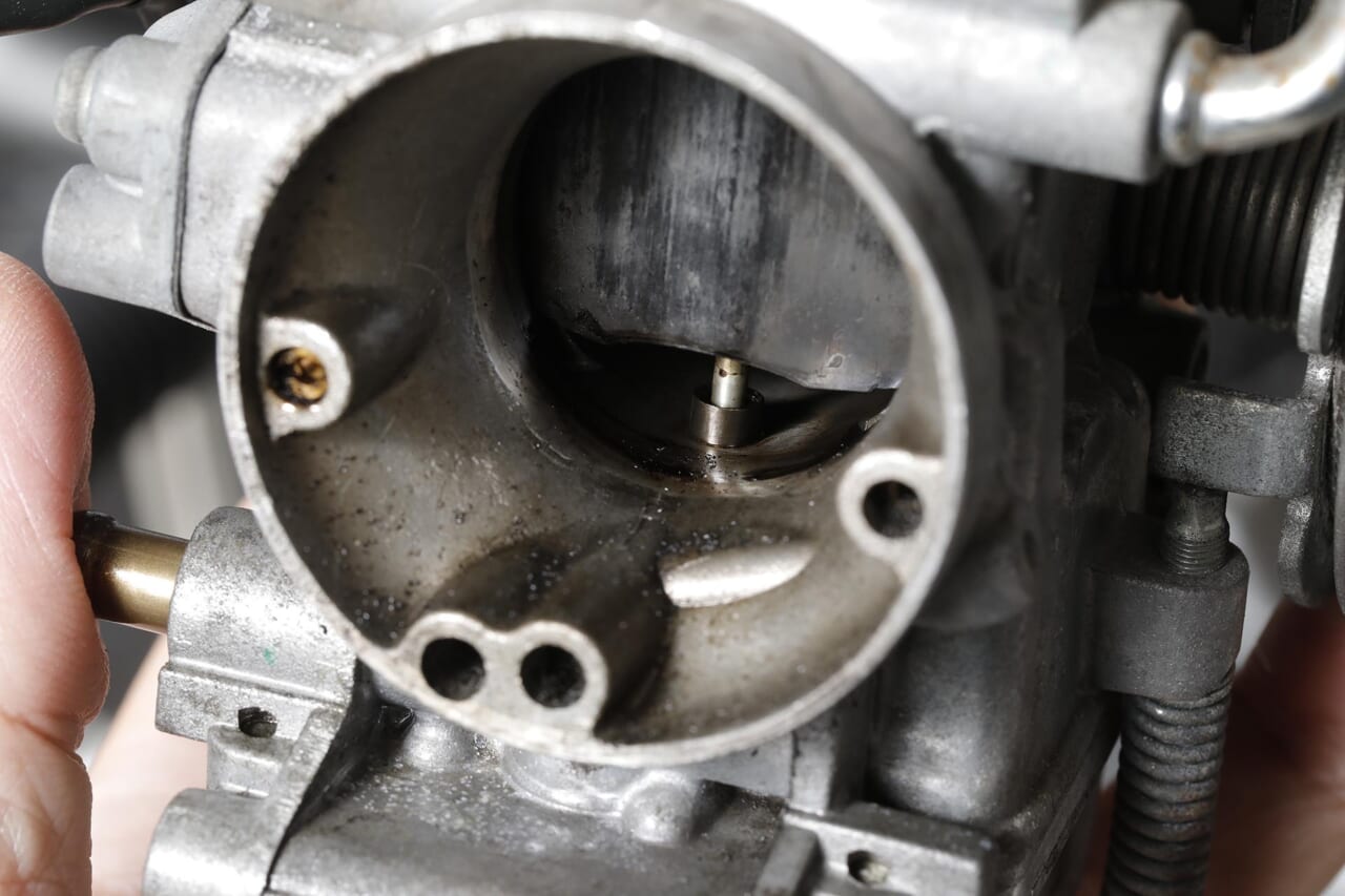 SR400用｜キャブレター｜長期不動のヤマハSR400。キャブレターをオーバーホールで必ず確認したいパーツ「エアカットバルブ」