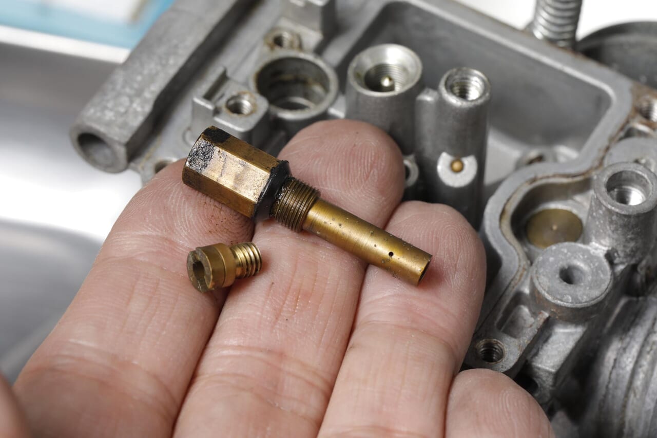 SR400用｜キャブレター｜メインジェット｜長期不動のヤマハSR400。キャブレターをオーバーホールで必ず確認したいパーツ「エアカットバルブ」