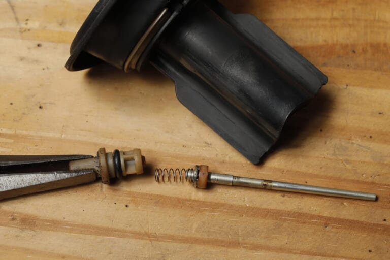 SR400用｜キャブレター｜ジェットニードル｜長期不動のヤマハSR400。キャブレターをオーバーホールで必ず確認したいパーツ「エアカットバルブ」