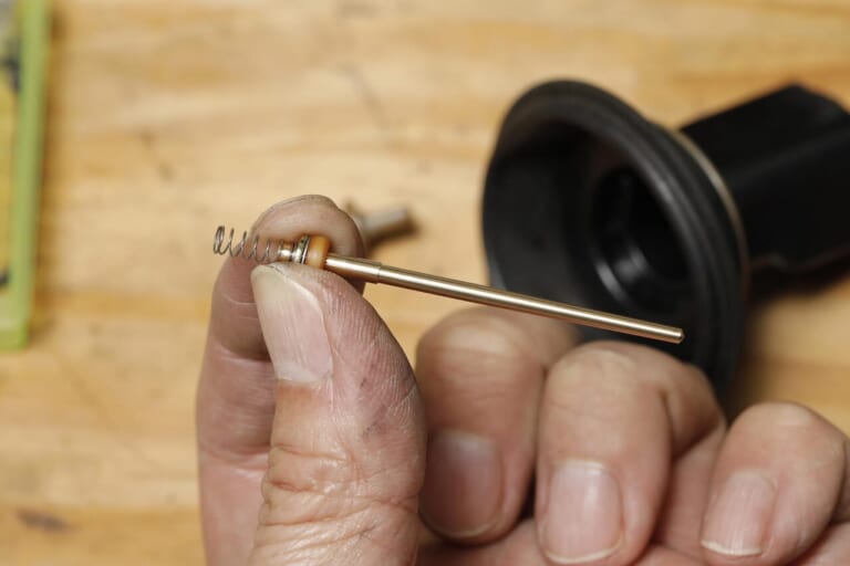 SR400用｜キャブレター｜キースター｜燃調キット｜ジェットニードル｜長期不動のヤマハSR400。キャブレターをオーバーホールで必ず確認したいパーツ「エアカットバルブ」