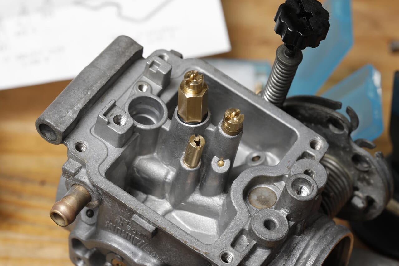 SR400用｜キャブレター｜キースター｜燃調キット｜ジェット類｜長期不動のヤマハSR400。キャブレターをオーバーホールで必ず確認したいパーツ「エアカットバルブ」