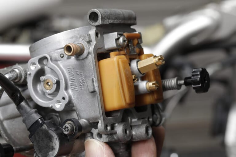 SR400用｜キャブレター｜キースター｜燃調キット｜フロート室｜長期不動のヤマハSR400。キャブレターをオーバーホールで必ず確認したいパーツ「エアカットバルブ」