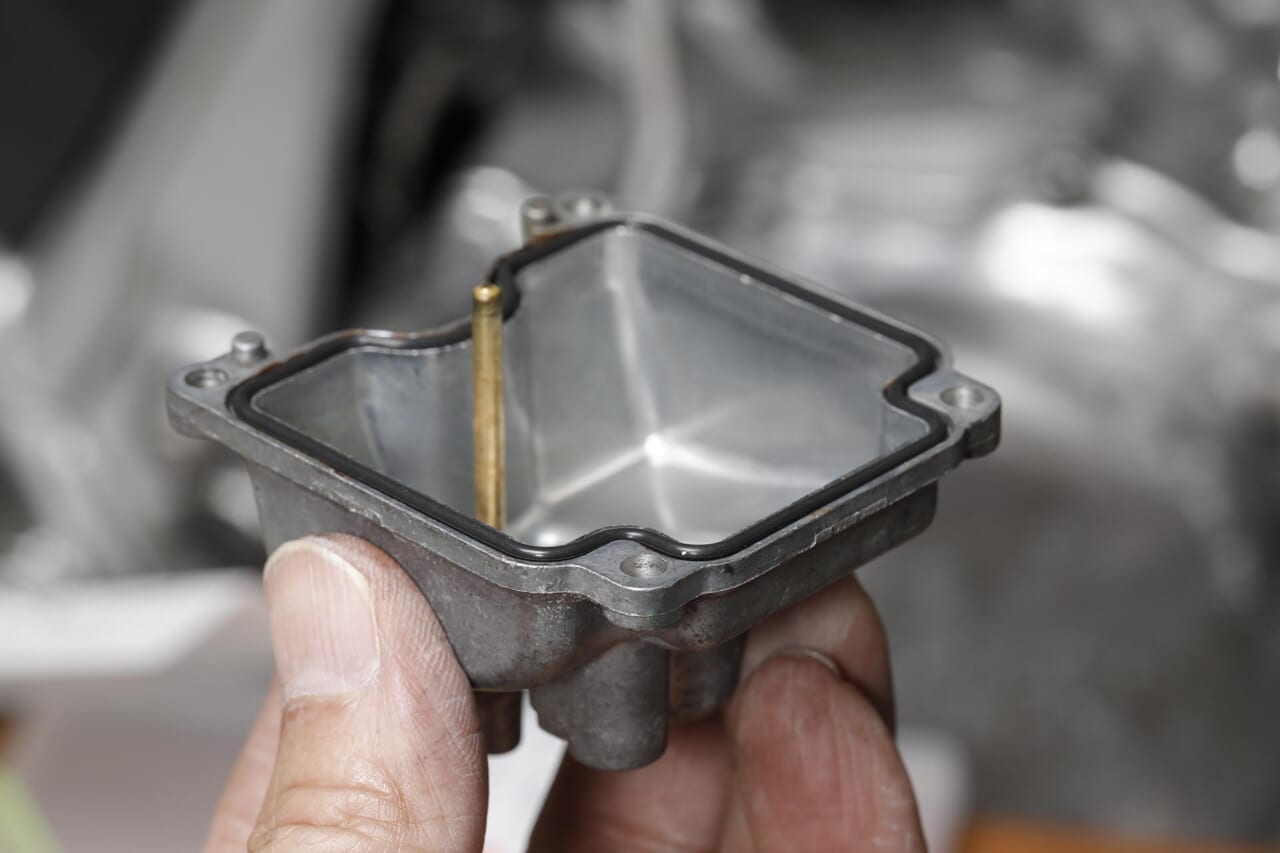 SR400用｜キャブレター｜キースター｜燃調キット｜フロートチャンバー｜長期不動のヤマハSR400。キャブレターをオーバーホールで必ず確認したいパーツ「エアカットバルブ」