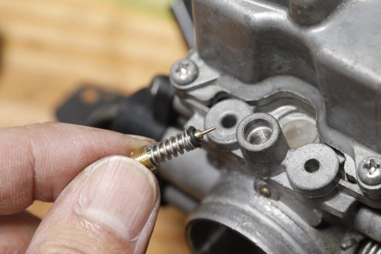 SR400用｜キャブレター｜キースター｜燃調キット｜パイロットスクリュー｜長期不動のヤマハSR400。キャブレターをオーバーホールで必ず確認したいパーツ「エアカットバルブ」