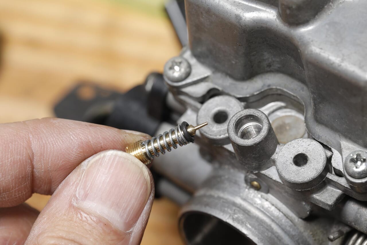 SR400用｜キャブレター｜キースター｜燃調キット｜パイロットスクリュー｜長期不動のヤマハSR400。キャブレターをオーバーホールで必ず確認したいパーツ「エアカットバルブ」