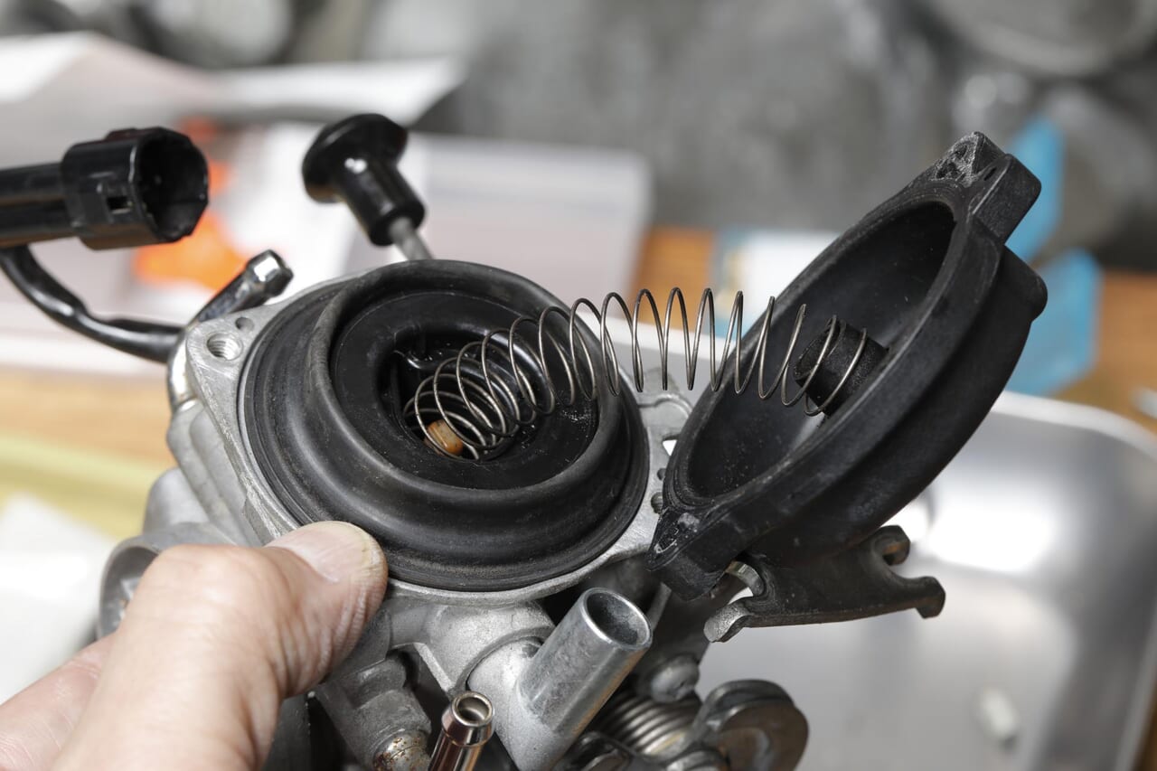 SR400用｜キャブレター｜キースター｜燃調キット｜ダイヤフラム｜長期不動のヤマハSR400。キャブレターをオーバーホールで必ず確認したいパーツ「エアカットバルブ」