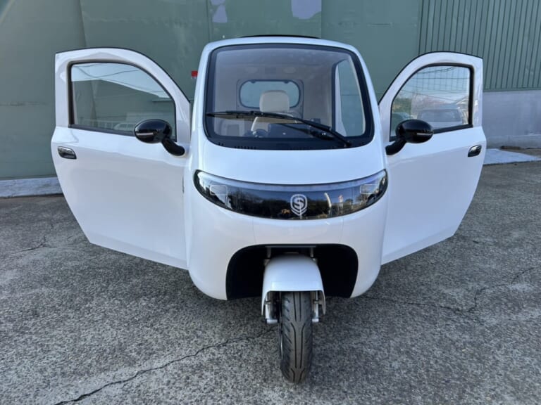 ビークルファン VF-S｜最大210kg積載のハッチバックか、光溢れる観音開きか。普通免許で乗れる個性派EVトライク登場