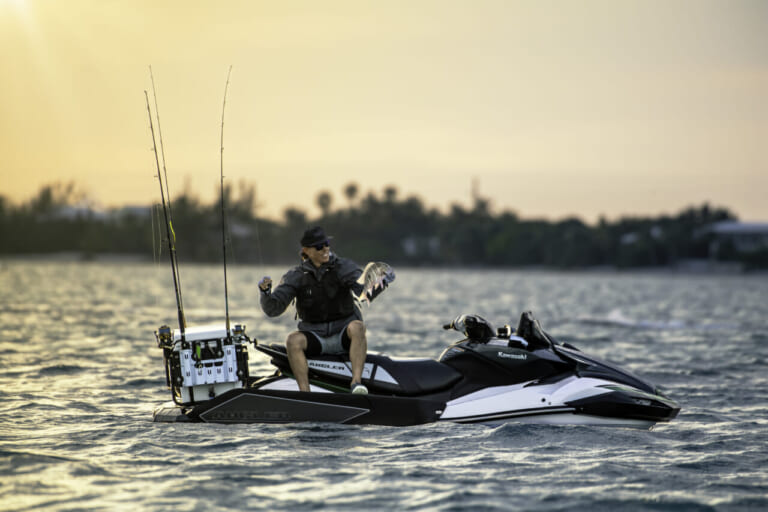 カワサキモータースジャパンのJET SKI ULTRA 160LX-S ANGLER（ジェットスキー ウルトラ 160LX-S アングラー）の上で釣りをしている画像｜「えっ…コレってアリなの…？」バイクに乗ったまま魚釣り。「その発想はなかったわ…」 魚群探知機もついたスゴいモデルをなんとKawasakiが発売！