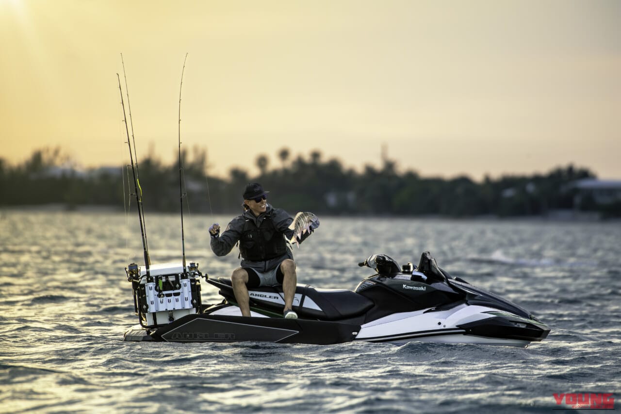 カワサキモータースジャパンのJET SKI ULTRA 160LX-S ANGLER（ジェットスキー ウルトラ 160LX-S アングラー）の上で釣りをしている画像｜「えっ…コレってアリなの…？」バイクに乗ったまま魚釣り。「その発想はなかったわ…」 魚群探知機もついたスゴいモデルをなんとKawasakiが発売！