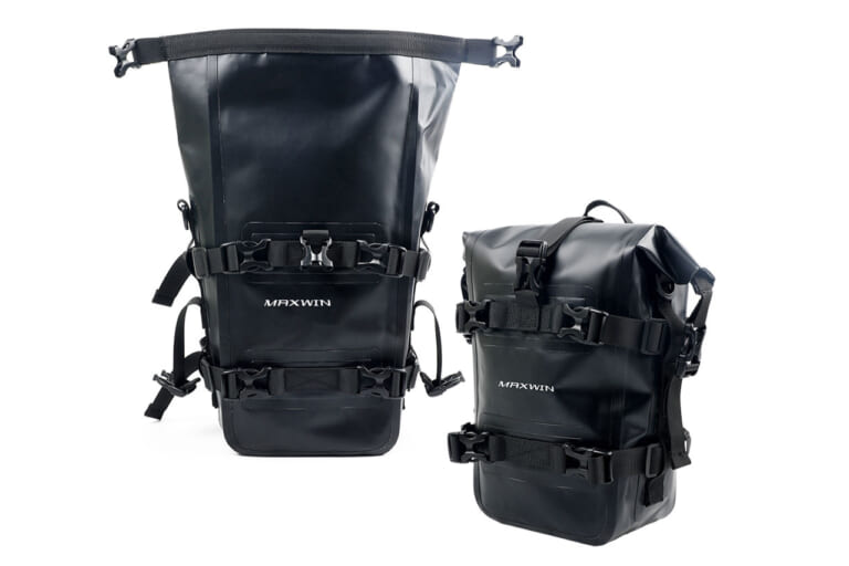 バイクに装着された、MAXWINのバイク用サイドバッグ「B-SBAG01-B」|「こういうのが欲しかったのよ…」様々な場所に装着可能。IPX6レベルの防水素材使用。ちょっとした使用にピッタリのサイズ感のアイテムを紹介