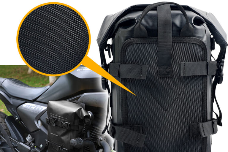 MAXWINのバイク用サイドバッグ「B-SBAG01-B」の背面の滑り止め加工|「こういうのが欲しかったのよ…」様々な場所に装着可能。IPX6レベルの防水素材使用。ちょっとした使用にピッタリのサイズ感のアイテムを紹介