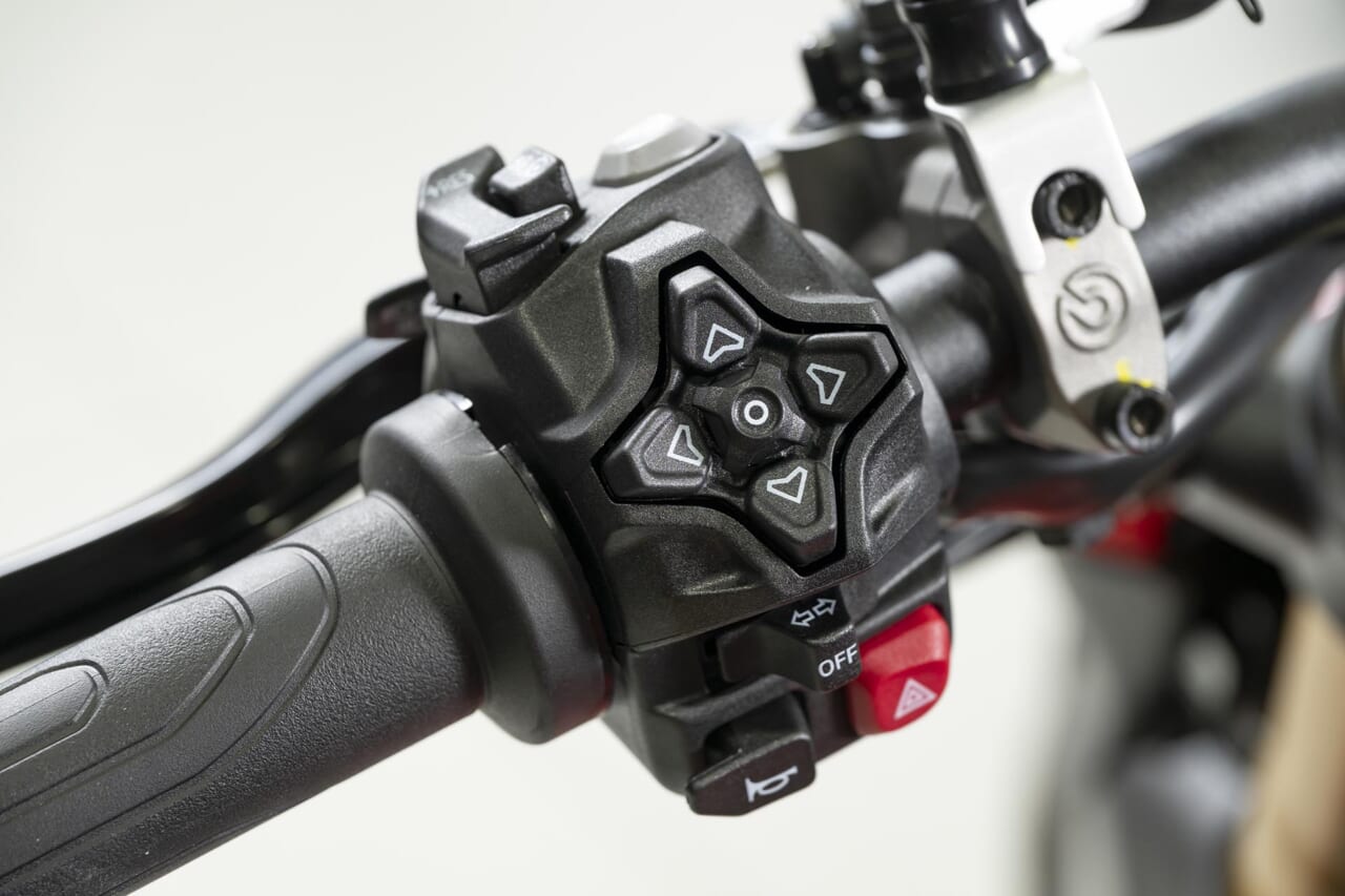 DUCATI｜ストリートファイターV2S｜スイッチボックス｜ドゥカティ専門だからこそできる徹底した高い知識と経験を駆使し魅力を伝達するドゥカティ大阪ノース