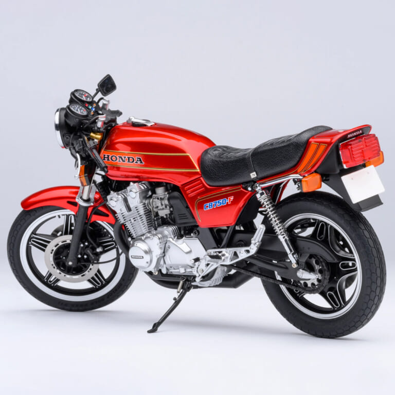 1/12スケールモデル「Honda CB750F『巨摩 郡』」(オートアート社製)の右側面|「ウソだろ…コレ実車じゃないの?」「異次元のリアルさ…」伝説のバイク漫画に登場する人気モデルを1/12スケールで再現。Honda CB750F