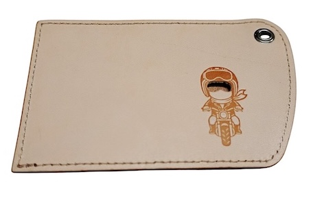 プロト_レザー免許証入れ｜【限定180個】プロト「ツーリング部」から初のアニバーサリー刺客！ 遊び心満載のレザー免許証入れがMCS会場に降臨