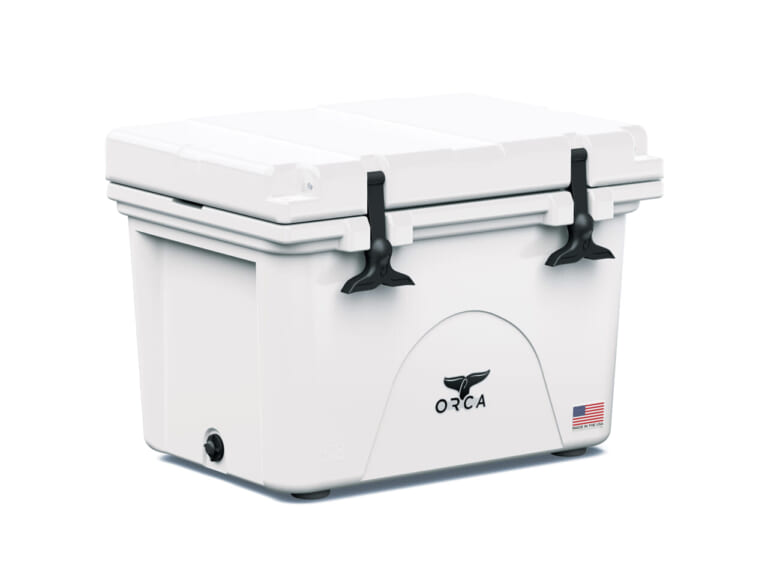 55Lのクーラーボックス(ORCA社製)|「えっ…コレってアリなの…?」バイクに乗ったまま魚釣り。「その発想はなかったわ…」 魚群探知機もついたスゴいモデルをなんとKawasakiが発売!