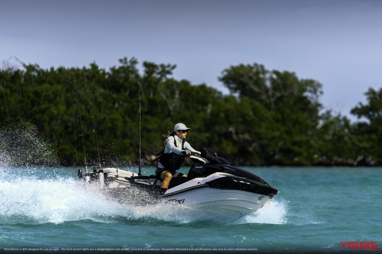 海を滑走する、カワサキモータースジャパンのJET SKI ULTRA 160LX-S ANGLER|「えっ…コレってアリなの…?」バイクに乗ったまま魚釣り。「その発想はなかったわ…」 魚群探知機もついたスゴいモデルをなんとKawasakiが発売!