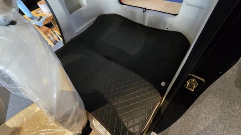 ビークルファン VF-C｜最大210kg積載のハッチバックか、光溢れる観音開きか。普通免許で乗れる個性派EVトライク登場