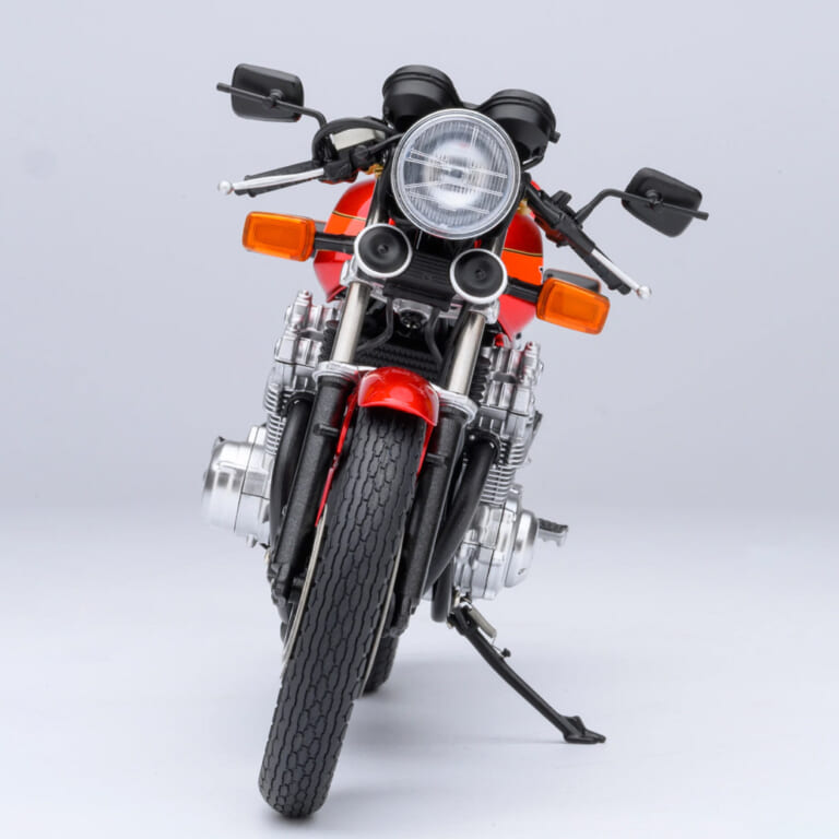 1/12スケールモデル「Honda CB750F『巨摩 郡』」(オートアート社製)の正面|「ウソだろ…コレ実車じゃないの?」「異次元のリアルさ…」伝説のバイク漫画に登場する人気モデルを1/12スケールで再現。Honda CB750F